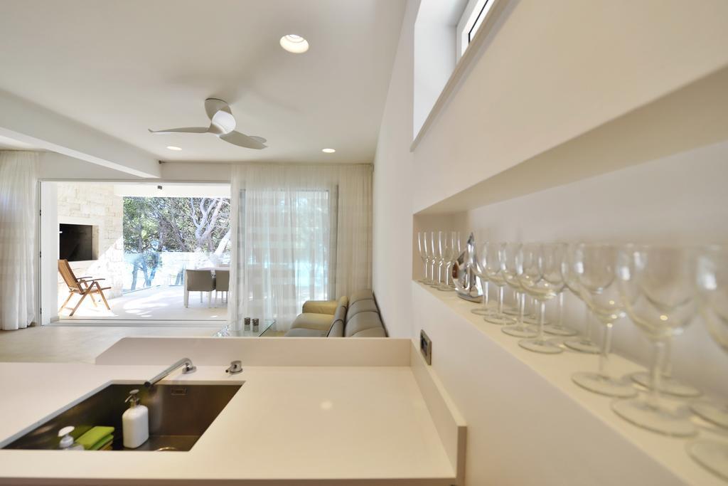 Chiponsky One - 5 Star Beachfront Property Бол Екстериор снимка