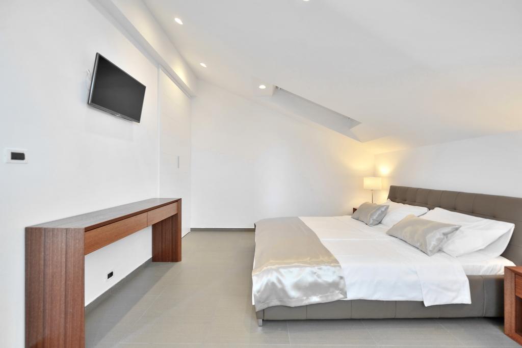 Chiponsky One - 5 Star Beachfront Property Бол Екстериор снимка