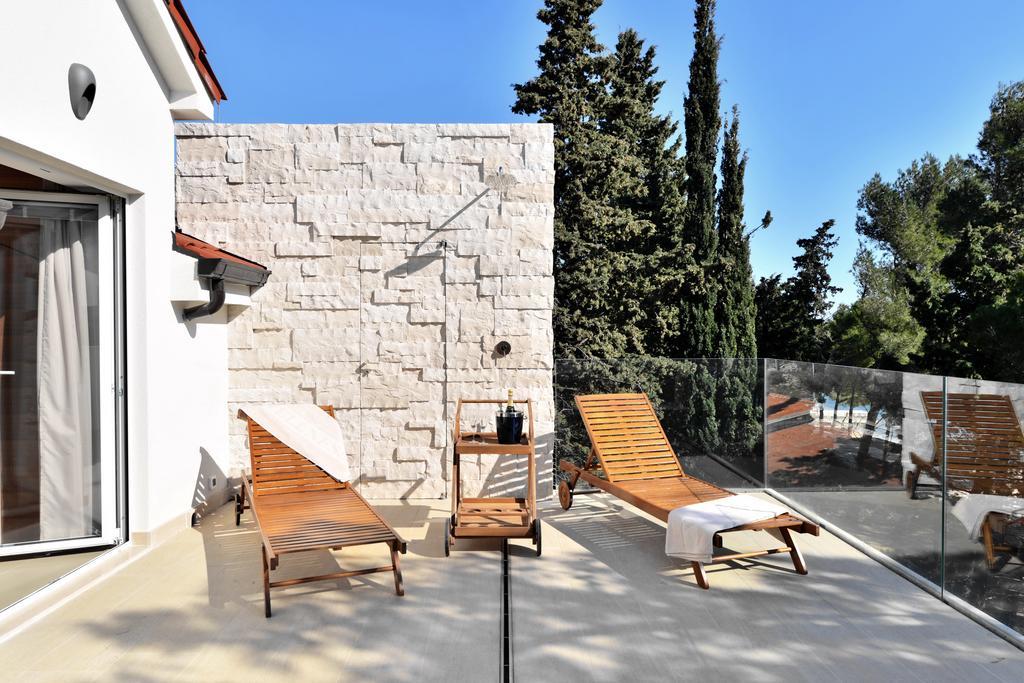 Chiponsky One - 5 Star Beachfront Property Бол Екстериор снимка